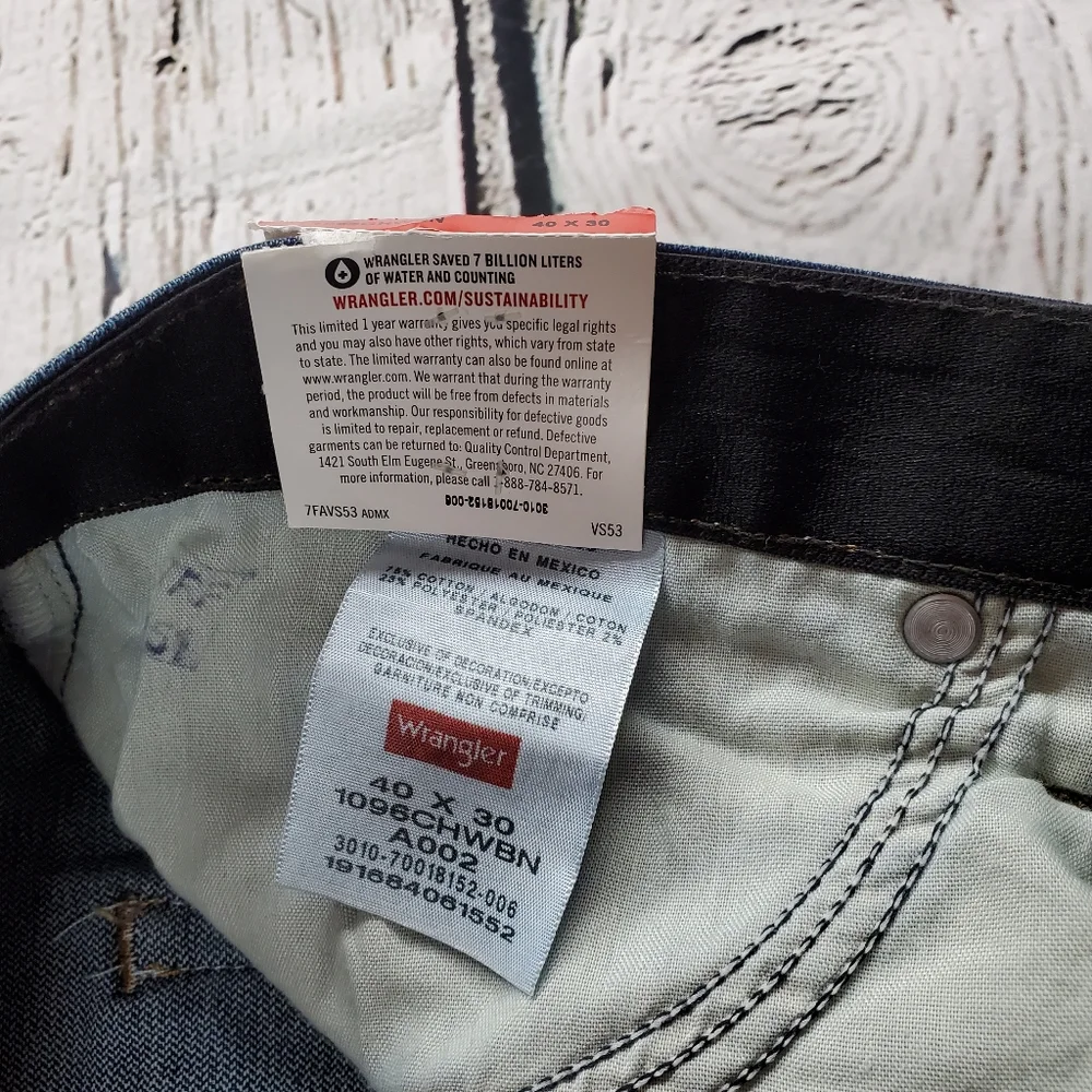 NWT wrangler regular fit mens jeans. Performance series. Size 40/25
